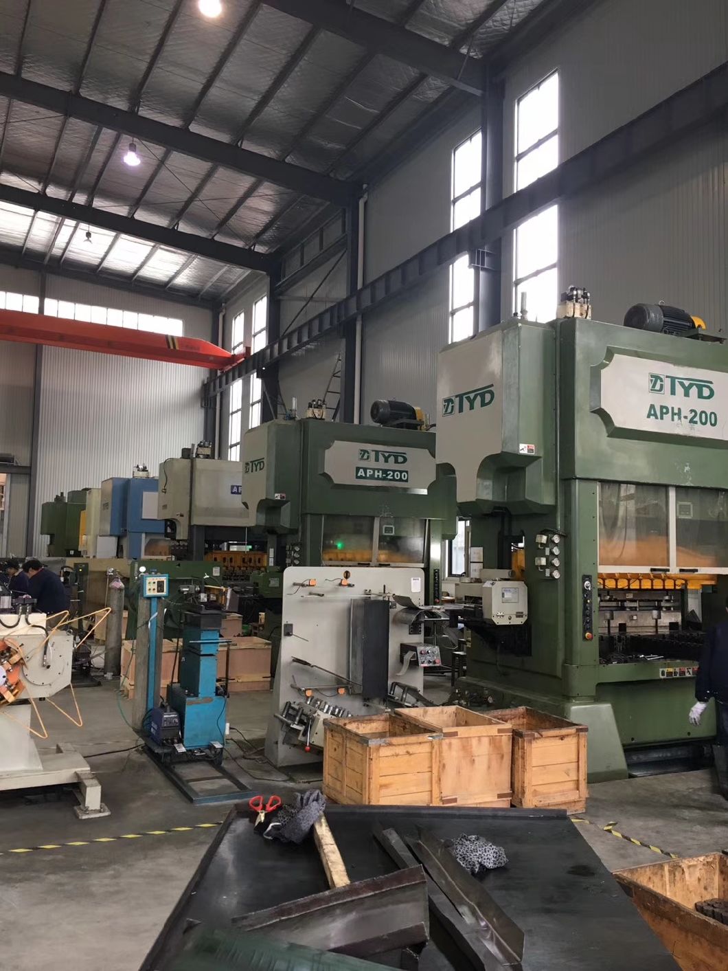 Why do high-precision punch presses use lubricating oil?