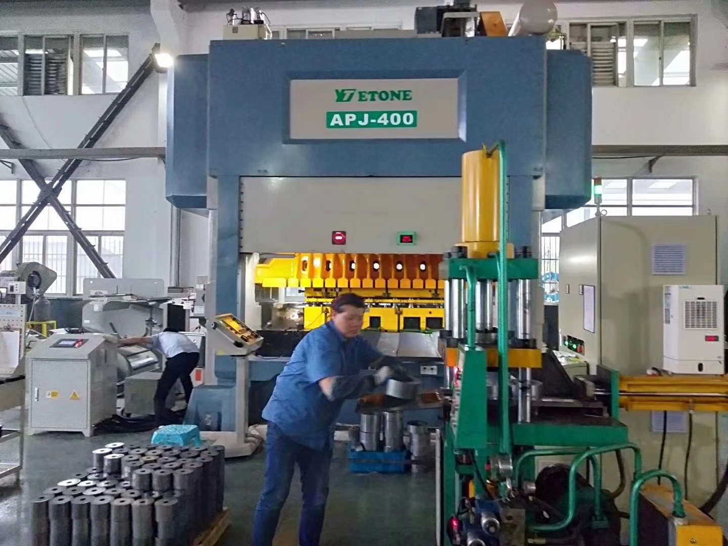 What are the requirements of high-speed punching machine for oil filter